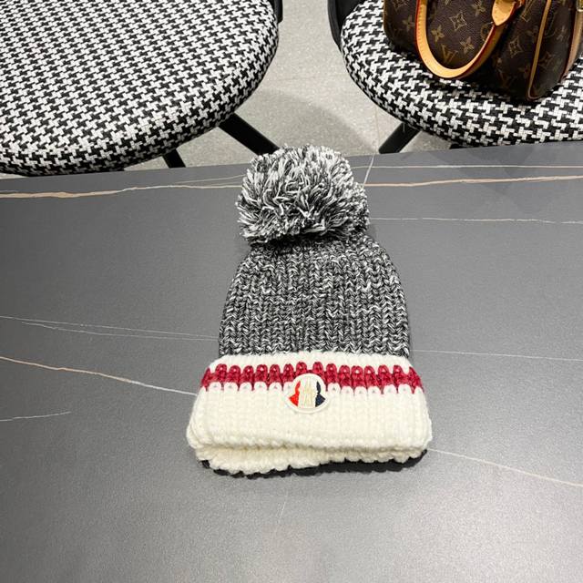 Moncler蒙口秋冬新款拼色潮潮的洋气大毛球保暖实用舒适针织帽毛线帽